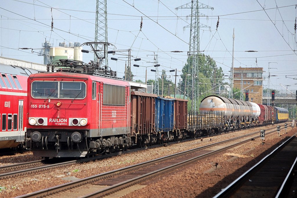 155 075-5 mit gemischtem G�terzug, 06.06.11 Bhf. Flughafen Berlin-Sch�nefeld. 