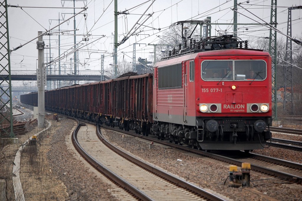155 077-1 mit einem Ganzzug offener G�terwagen mit Braunkohle bef�llt, 16.02.11 Durchfahrt im Bhf. Flughafen Berlin-Sch�nefeld.