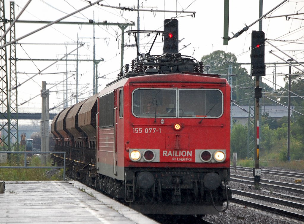 155 077-1 mit einem Ganzzug Sch�ttgutwagen f�hrt zum Personalwechsel kurz im Bhf. Flughafen Berlin-Sch�nefeld ein, 09.08.10 