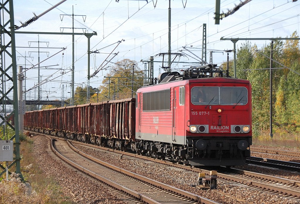 155 077-1 mit Ganzzug offener G�terwagen, 08.10.12 Bhf. Flughafen Berlin-Sch�nefeld.