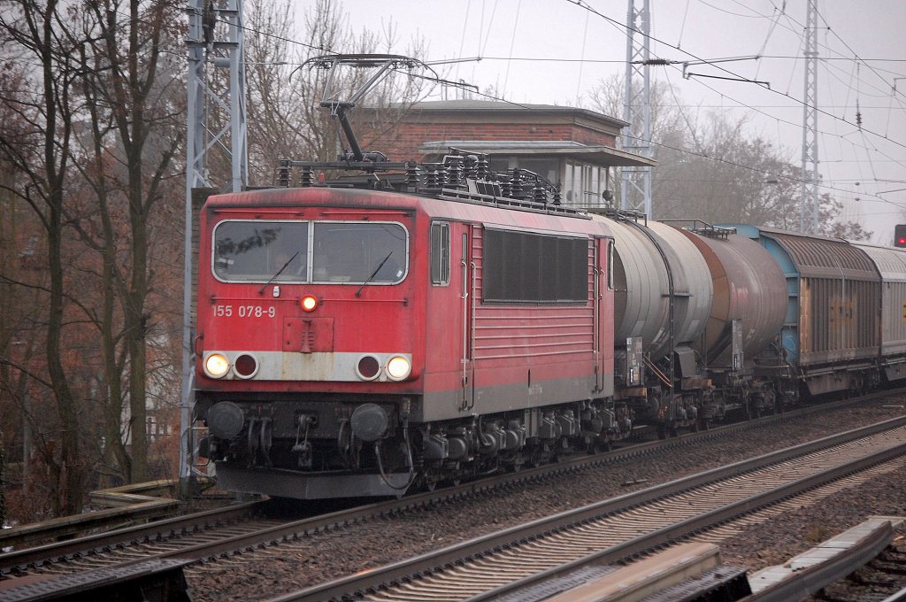 155 078-9 mit gemischtem G�terzug Richtung Bernau, 29.12.09 Berlin-Karow.