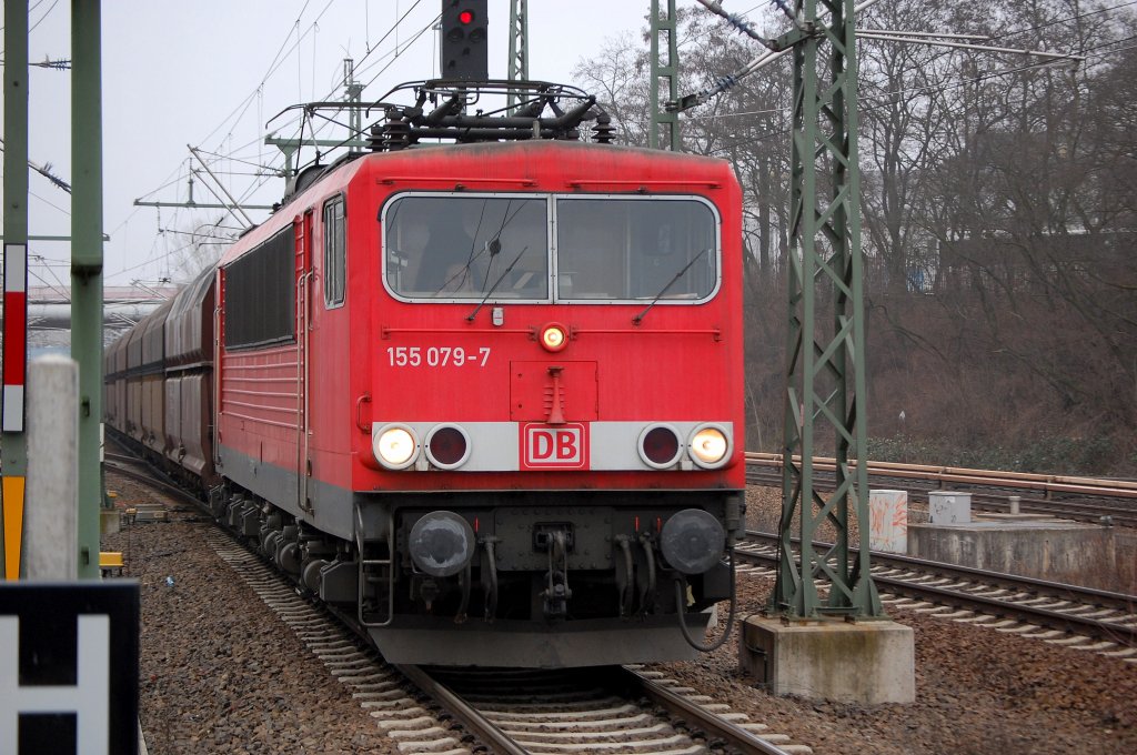 155 079-7 mit einem Ganzzug Sch�ttgutwagen am 07.02.09 kurz vor dem Bhf. Berlin-Gesundbrunnen 