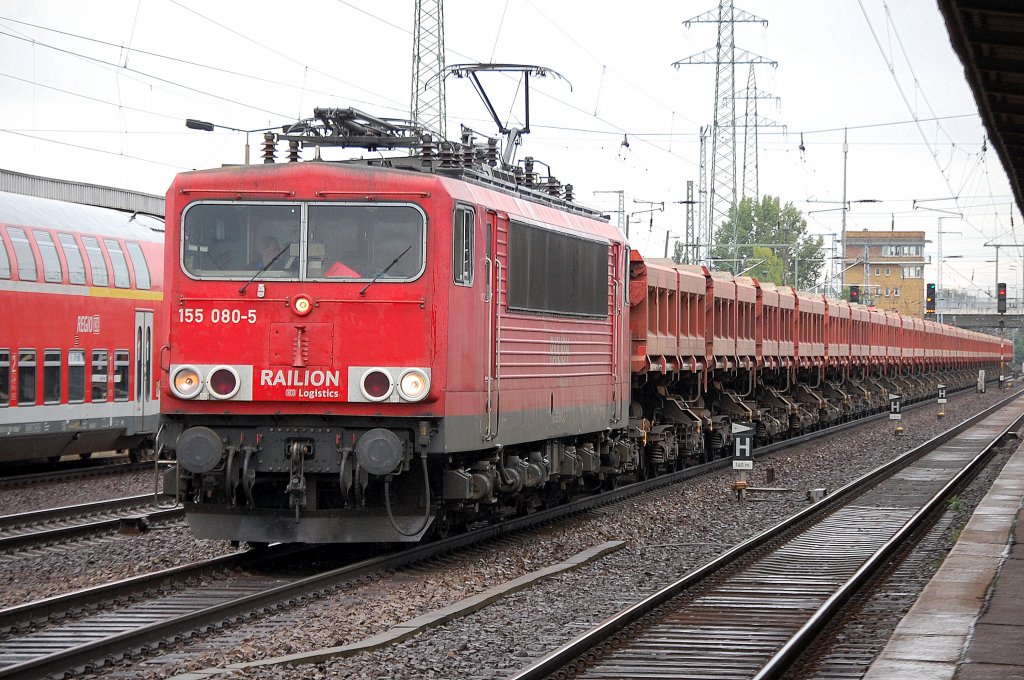 155 080-5 mit einem Ganzzug Sch�ttgutkippwagen vom Typ Fans 128, 02.09.10 Bhf. Flughafen Berlin-Sch�nefeld. 