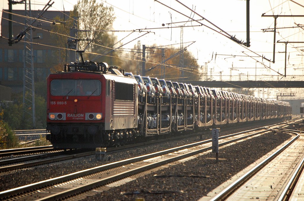 155 080-5 mit einer Ladung fabrikfrischer Toyota u.a. derm Pickup Hilux und SUV Modellen, 29.10.10 Bhf. Berlin-Sch�nefeld Flughafen. 
