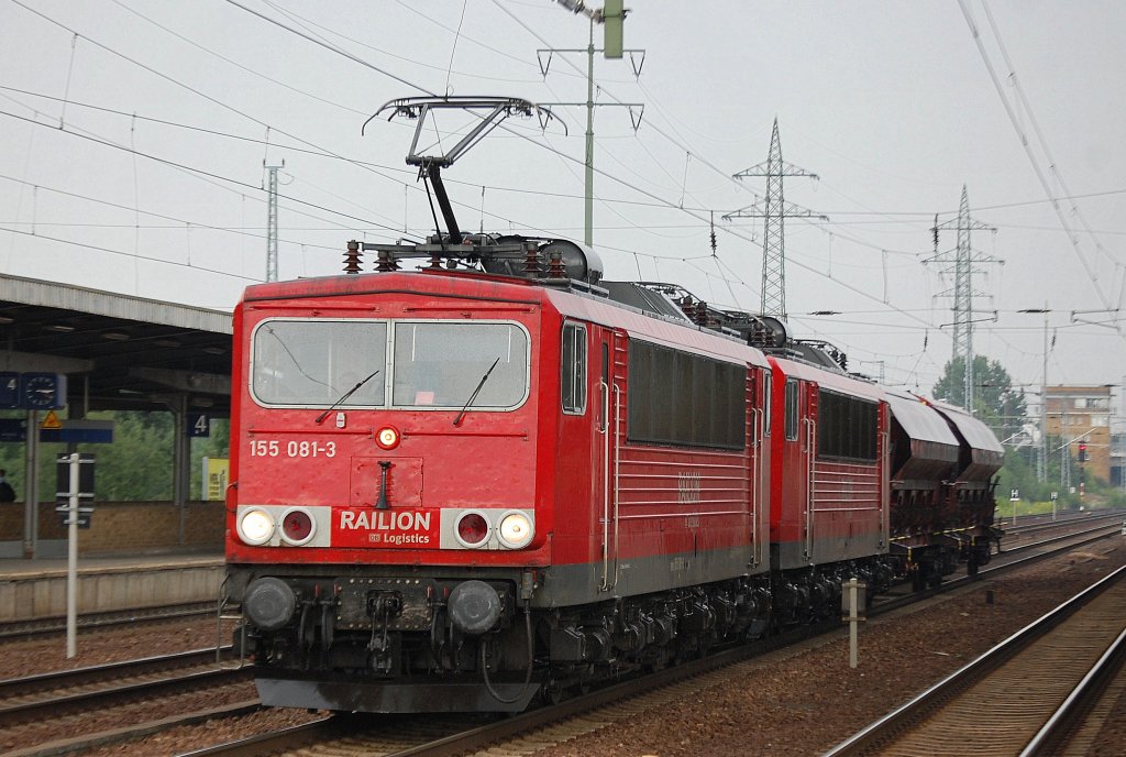 155 081-3 hat 155 210-8 und zwei gedeckte Sch�ttgutwagen mit Schwenkdach am Haken, 09.08.10 Durchfahrt im Bhf. Flughafen Berlin-Sch�nefeld. 
