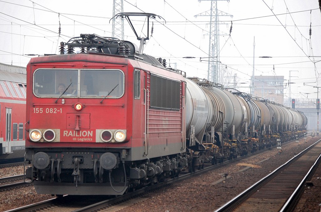 155 082-1 mit ein Ganzzug Kesselwagen der Fa. SKW PIETERITZ mit dem D�ngemittel Ammoniumnitratharnstoffl�sung (AHL), 15.03.11 Bhf. Flughafen Berlin-Sch�nefeld.