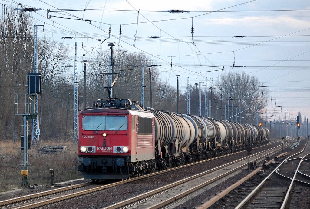 155 082-1 mit Kesselwagenzug Richtung Bernau, 07.02.13 Berlin-Buch.