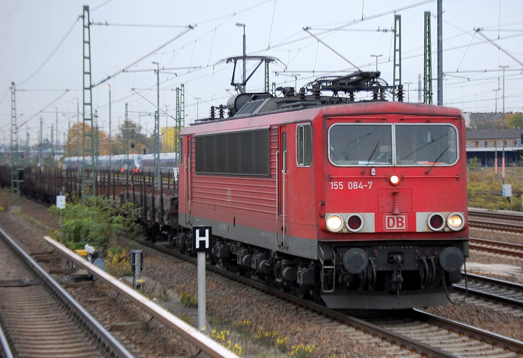 155 084-7 mit einem Leerzug Rungenwagen Richtung Berlin-Spandau, 27.10.10 Berlin-Beusselstr.