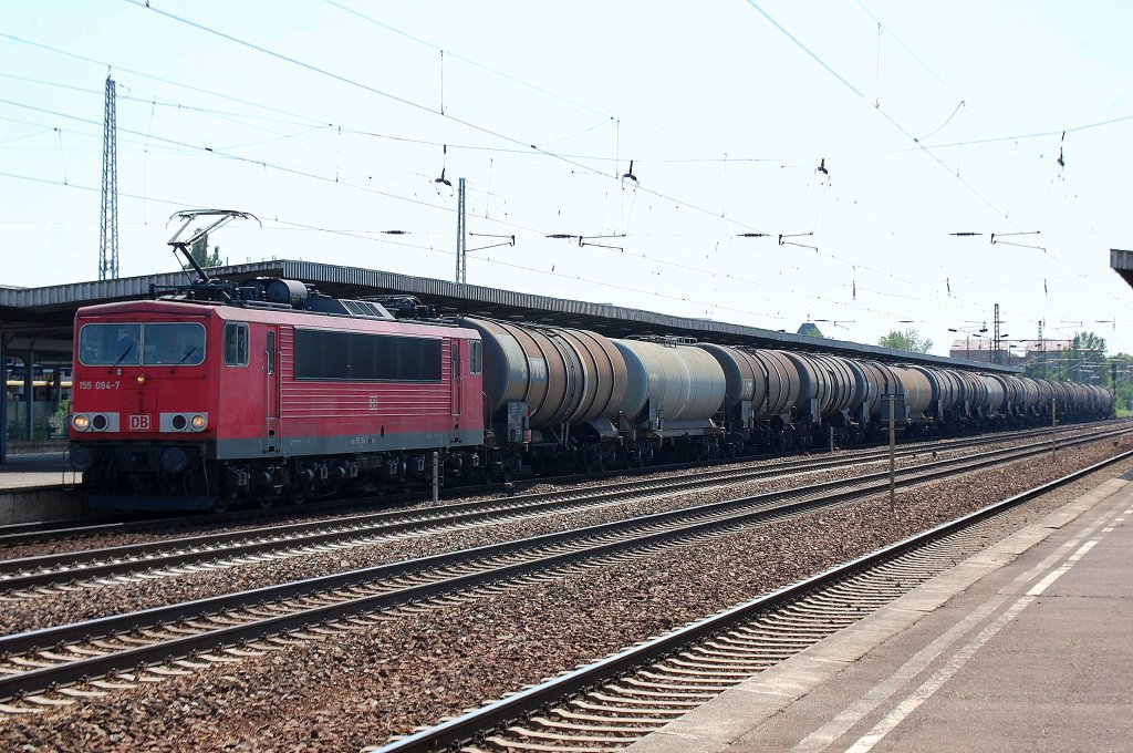 155 084-7 mit Kesselwagenzug zum Personalwechsel im Bhf. Flughafen Berlin-Sch�nfeld, 04.07.12