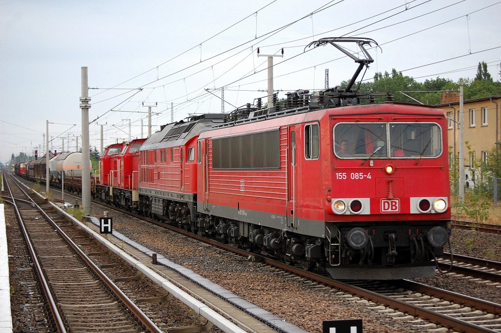 155 085-4 mit Lokzuganhang 233 249-2 + 298 336-9 + 298 337-7 + gemischten G�terzug Richtung Berliner Innenstadt, 23.07.10 Berlin-Blankenburg.