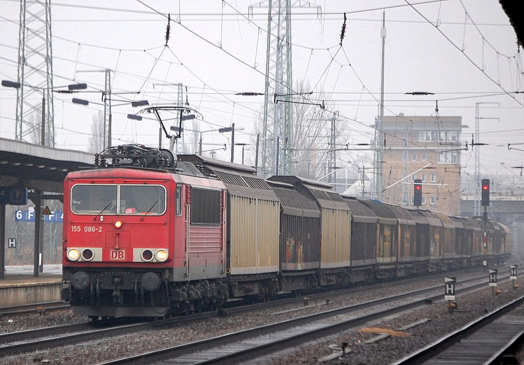 155 086-2 mit einem Ganzzug Schiebewandwagen bei der Durchfahrt im Bhf. Flughafen Berlin-Sch�nefeld, 03.02.11