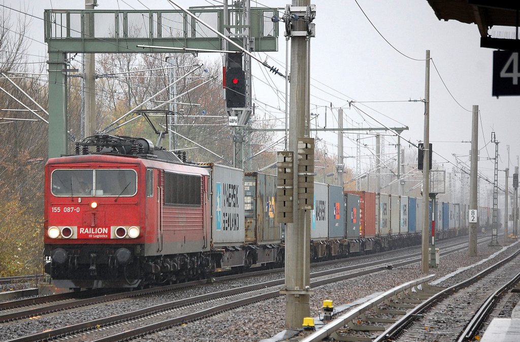 155 087-0 mit einem Containerzug Richtung Karower Kreuz Berlin, 04.11.10 Berlin-Blankenburg.