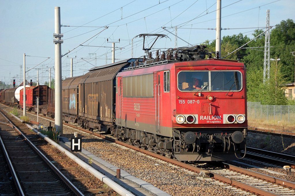 155 087-0 mit gemischtem G�terzug Richtung Berliner Innenring, 08.07.10 Berlin-Blankenburg.