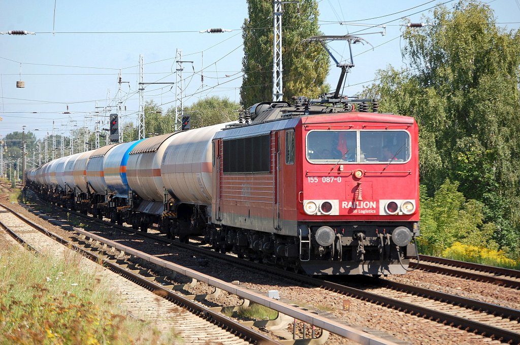 155 087-0 mit Kesselwagenzug haupts�chlich Druckgaskesselwagen, 22.08.11 Berlin-Karow.
