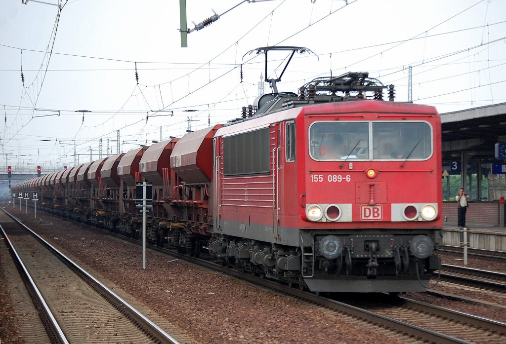 155 089-6 mit einem Ganzzug Sch�ttgutwagen bei der Durchfahrt im Bhf. Flughafen Berlin-Sch�nfeld, 09.08.10