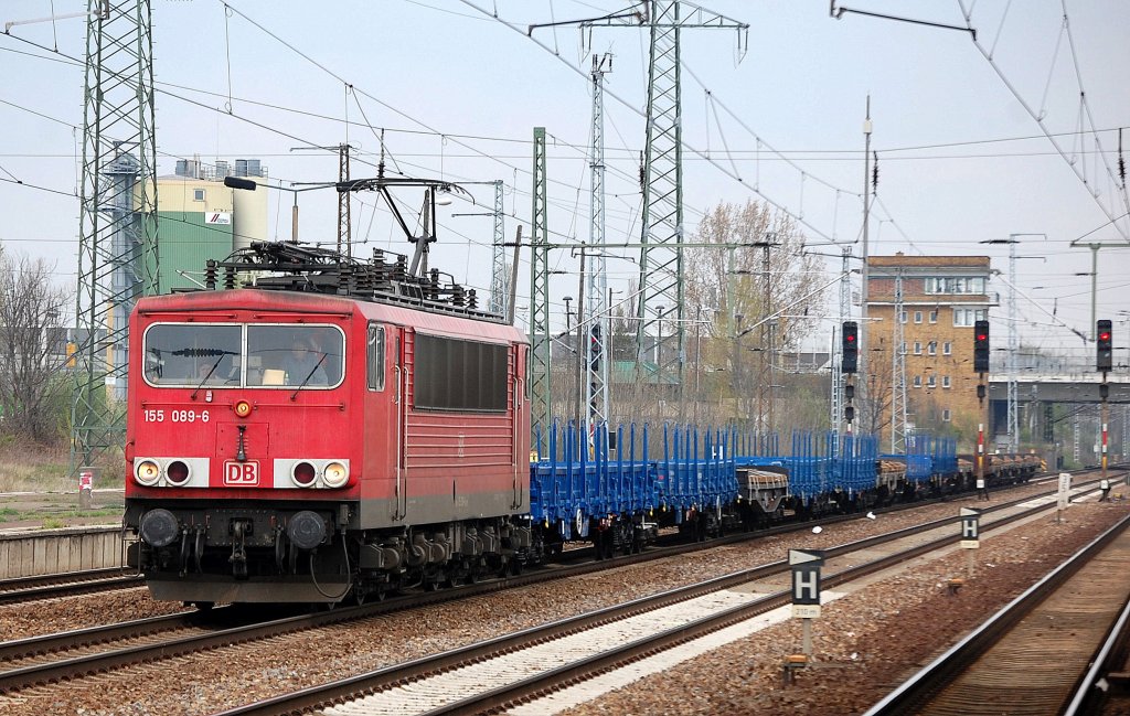 155 089-6 mit einem gemischten G�terzug polnischer G�terwagen mit Stahlerzeugnissen, 25.04.12 Bhf. Flughafen Berlin-Sch�nefeld. 