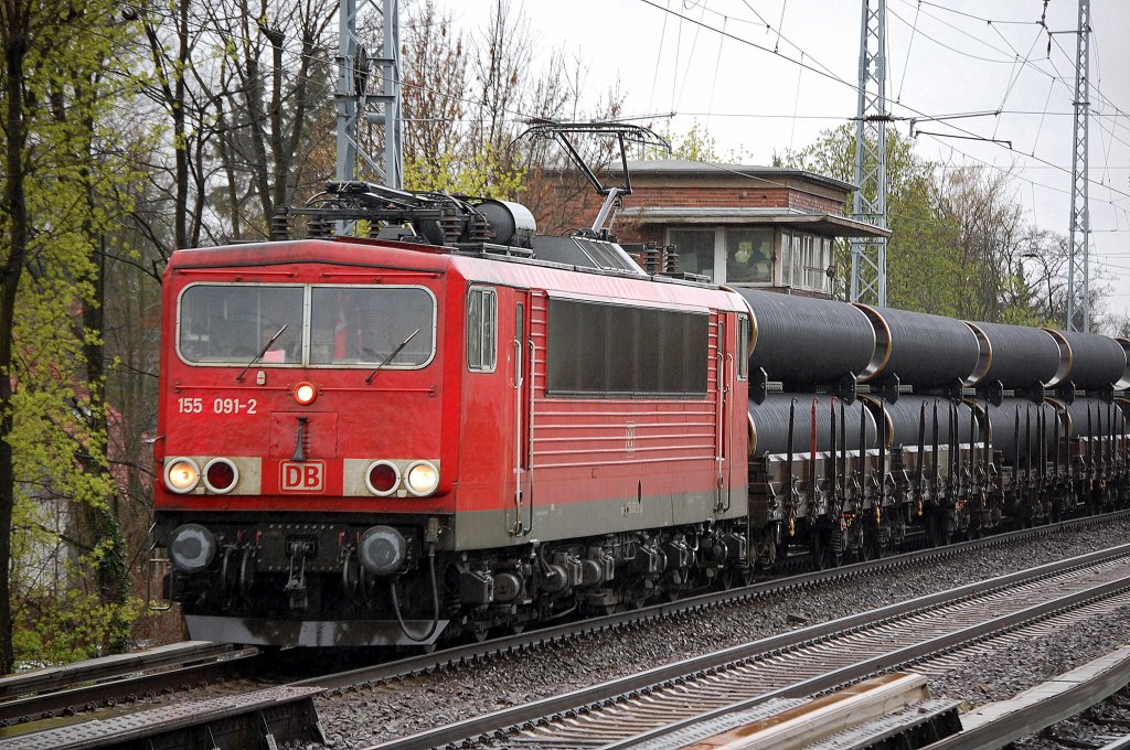 155 091-2 mit einem Ganzzug Drehgestellflachwagen mit Gro�r�hren beladen Richtung Bernau, 13.04.11 Berlin-Karow.