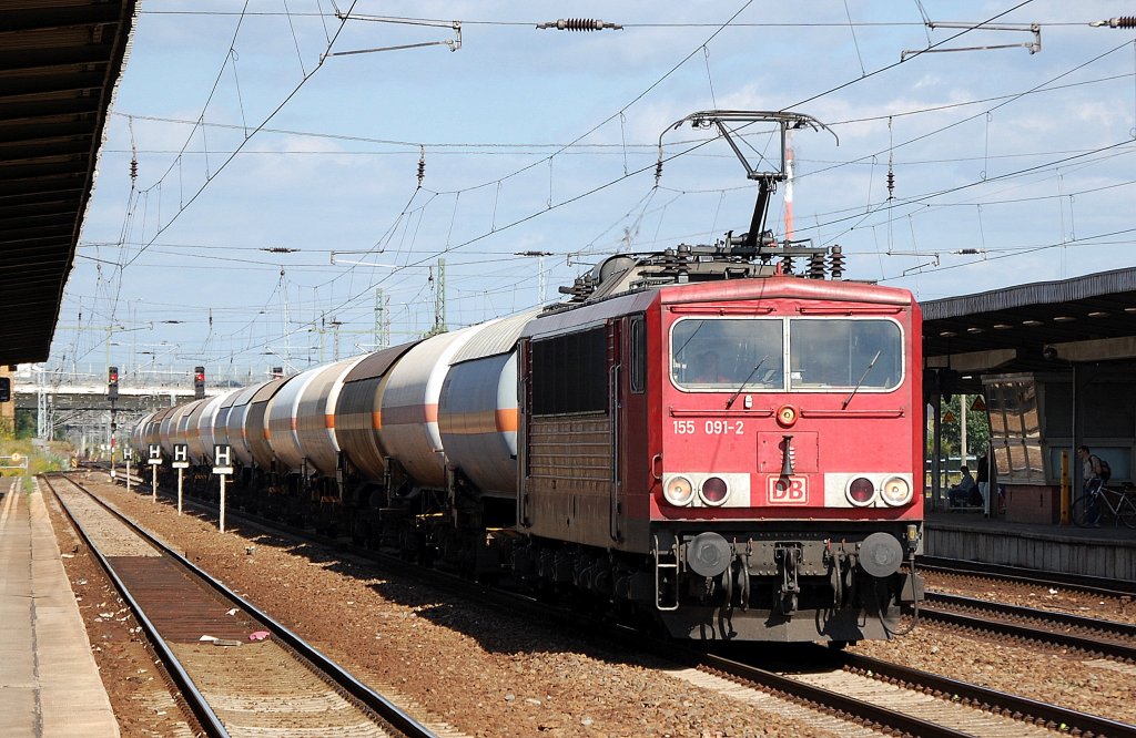 155 091-2 mit Ganzzug Gasdruckkesselwagen nach Personalwechsel im Bhf. Flughafen Berlin-Sch�nefeld, 27.08.12