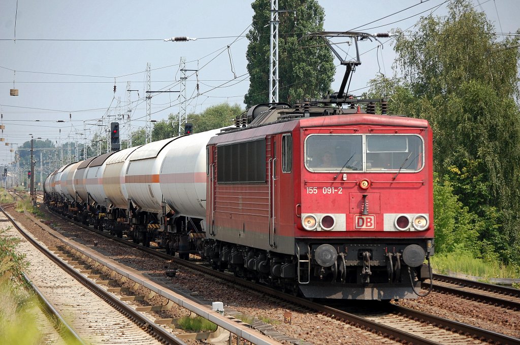 155 091-2 mit gemischtem Kesselwagenzug am 26.07.12 Berlin-Karow.