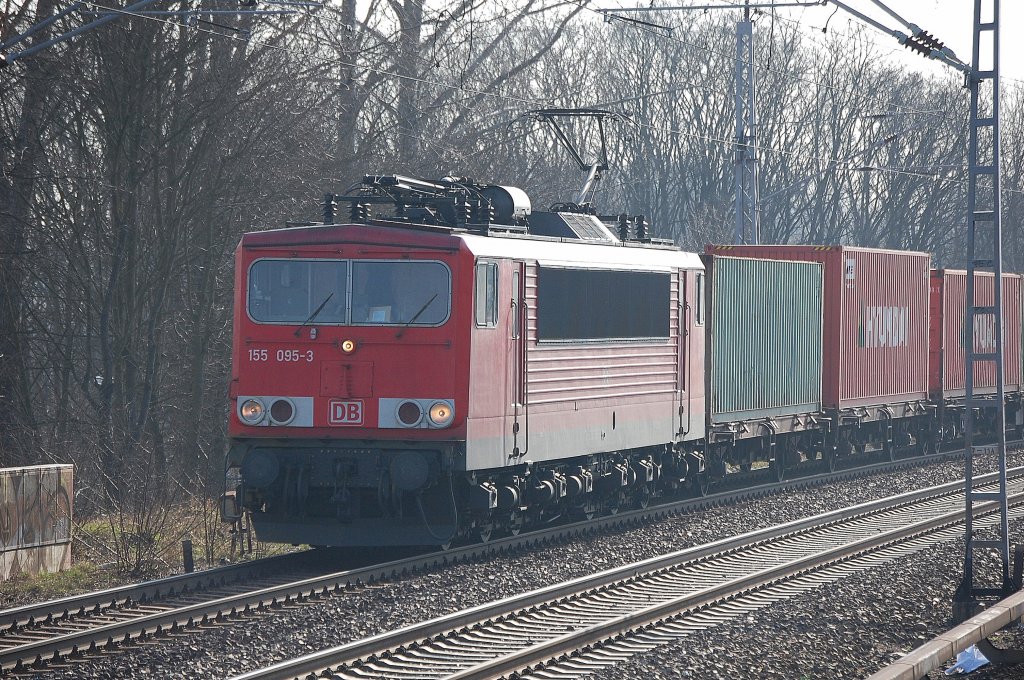 155 095-3 mit einem Containerzug Richtung Oranienburg, 30.03.11 M�hlenbeck-M�nchm�hle.