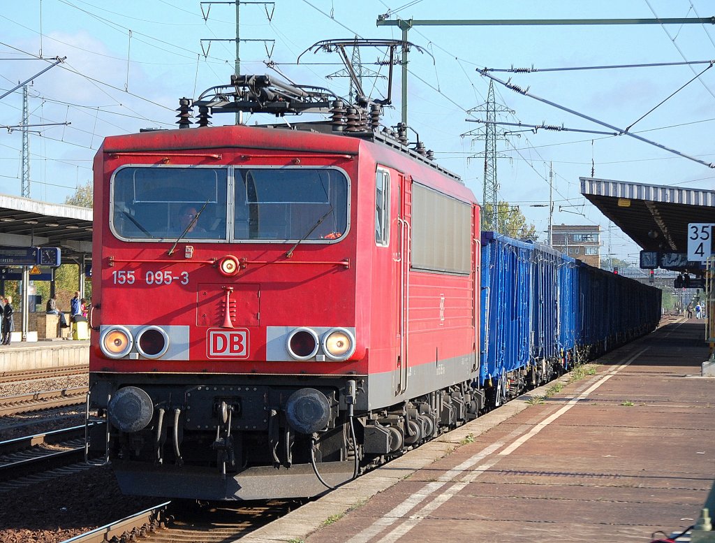155 095-3 mit einem Ganzzug offener polnischer G�terwagen beim Personalwechsel im Bhf. Flughafen Berlin-Sch�nefeld, 13.10.11
