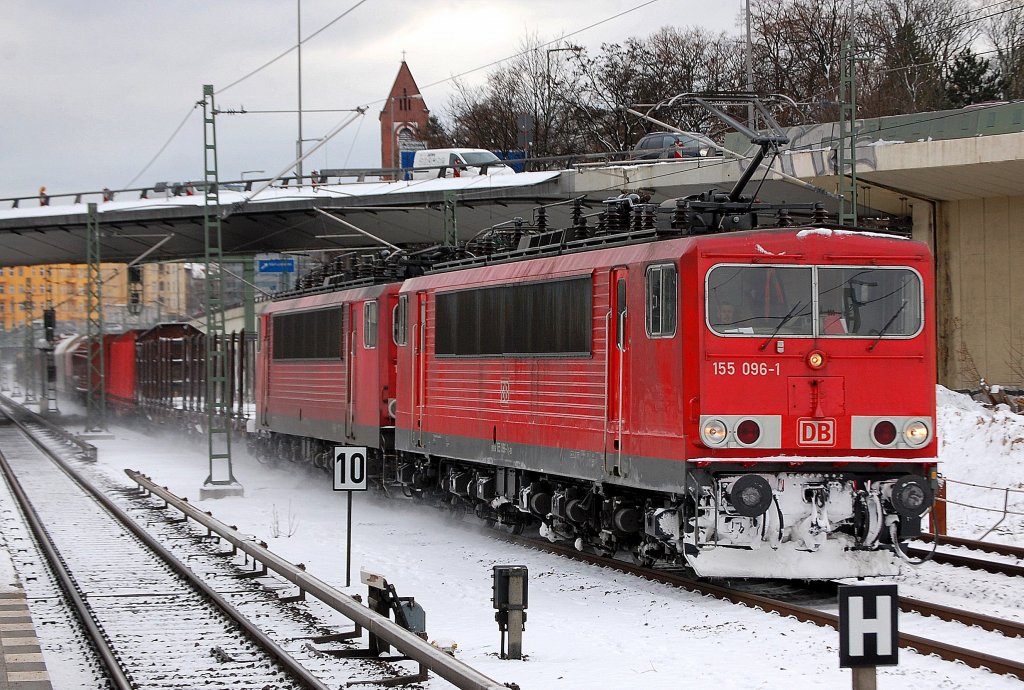 155 096-1 hat 155 270-2 und einen langen gemischten G�terzug am Haken, 14.12.10 Berliner Innenring H�he S-Bhf. Berlin-Westend.