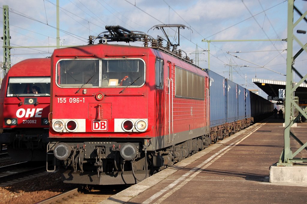 155 096-1 mit Containerzug bei der Durchfahrt im Bhf. Flughafen Berlin-Sch�nefeld, 06.11.12