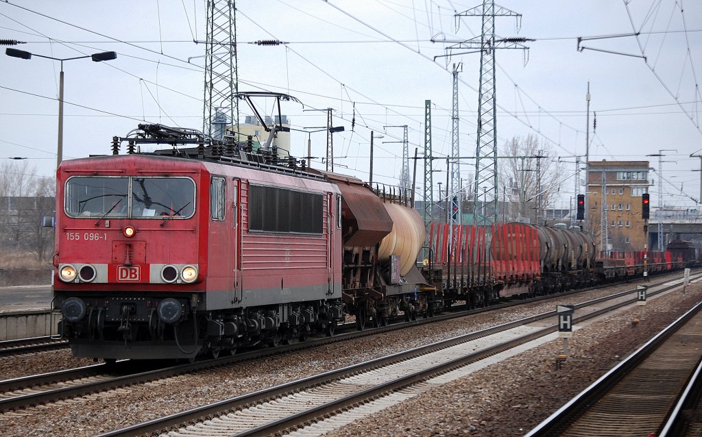 155 096-1 mit gemischtem G�terzug am 14.03.12 Bhf. Flughafen Berlin-Sch�nefeld.