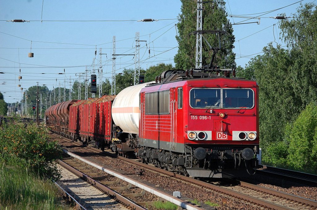 155 096-1 mit gemischtem G�terzug am 05.06.13 Berlin-Karow.