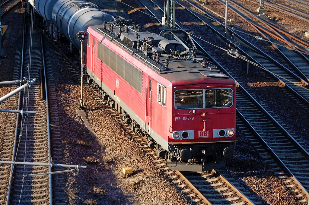 155 097-9 mit Kesselwagenzug Richtung Berlin-Wedding, 28.12.12 Berlin-Putlitzbr�cke.