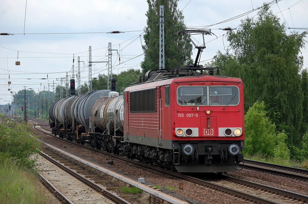 155 097-9 mit kurzem Kesselwagenzug Richtung Innenstadt, 30.05.13 Berlin-Karow.