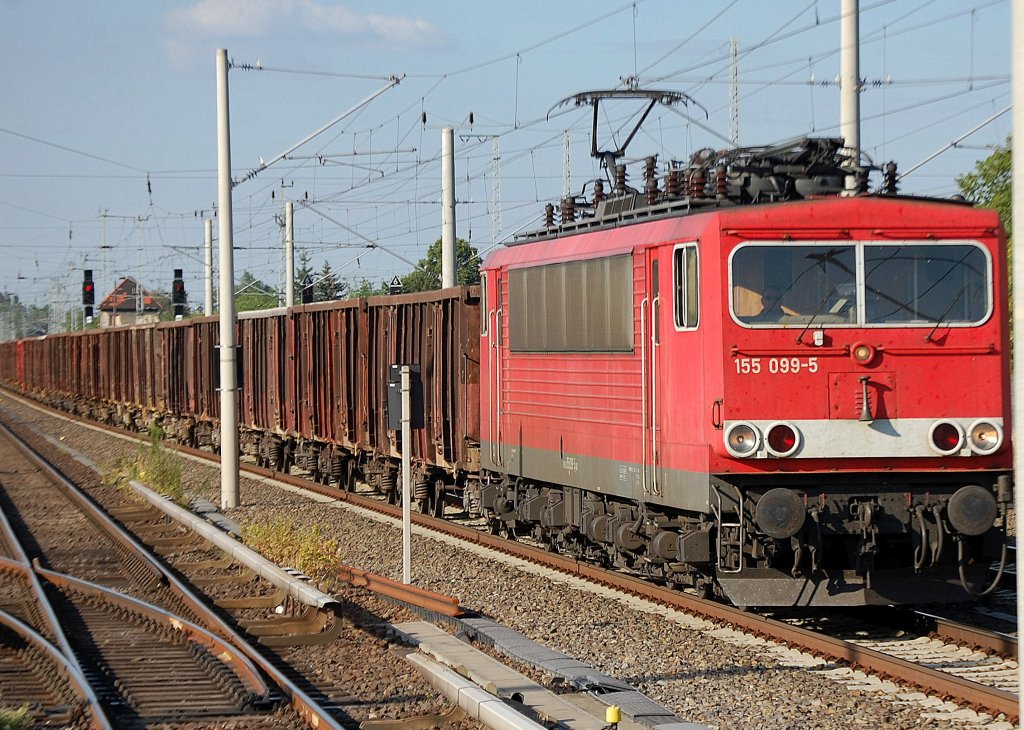 155 099-5 mit einem Ganzzug offener G�terwagen Richtung Berliner Innenstadt, 20.07.10 Berlin-Blankenburg.