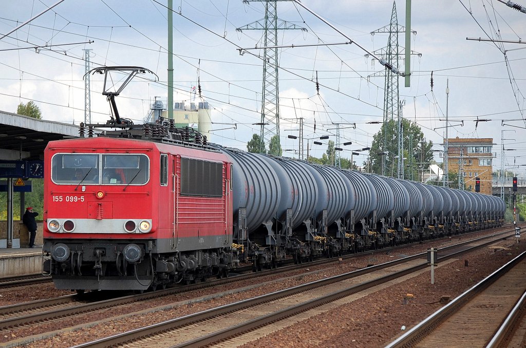 155 099-5 mit einem Ganzzug Kesselwagen bei der Durchfahrt im Bhf. Flughafen Berlin-Sch�nefeld. 