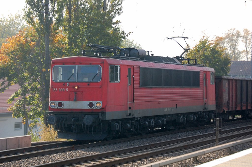 155 099-5 mit einem Ganzzug offener G�terwagen Richtung Bernau, 12.10.10 Berlin-Karow.