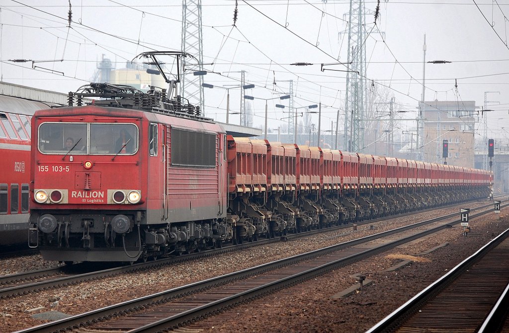 155 103-5 mit einem Ganzzug Sch�ttgutkippwagen, 15.03.11 Bhf. Flughafen Berlin-Sch�nefeld.