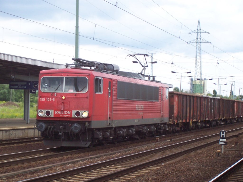 155 103-6 mit Ganzzug offener G�terwagen im Fr�hling 2008 im Bhf. Flughafen Berlin Sch�nefeld.
