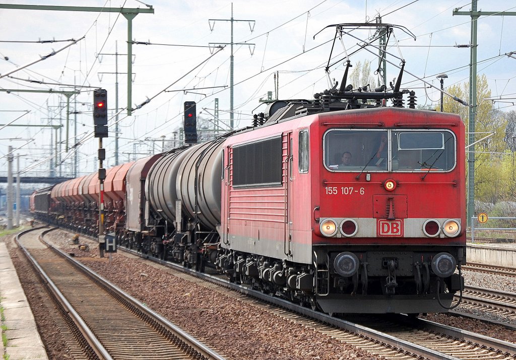 155 107-6 mit einem gemischten G�terzug, 16.04.11 Bhf. Flughafen Berlin-Sch�nefeld.