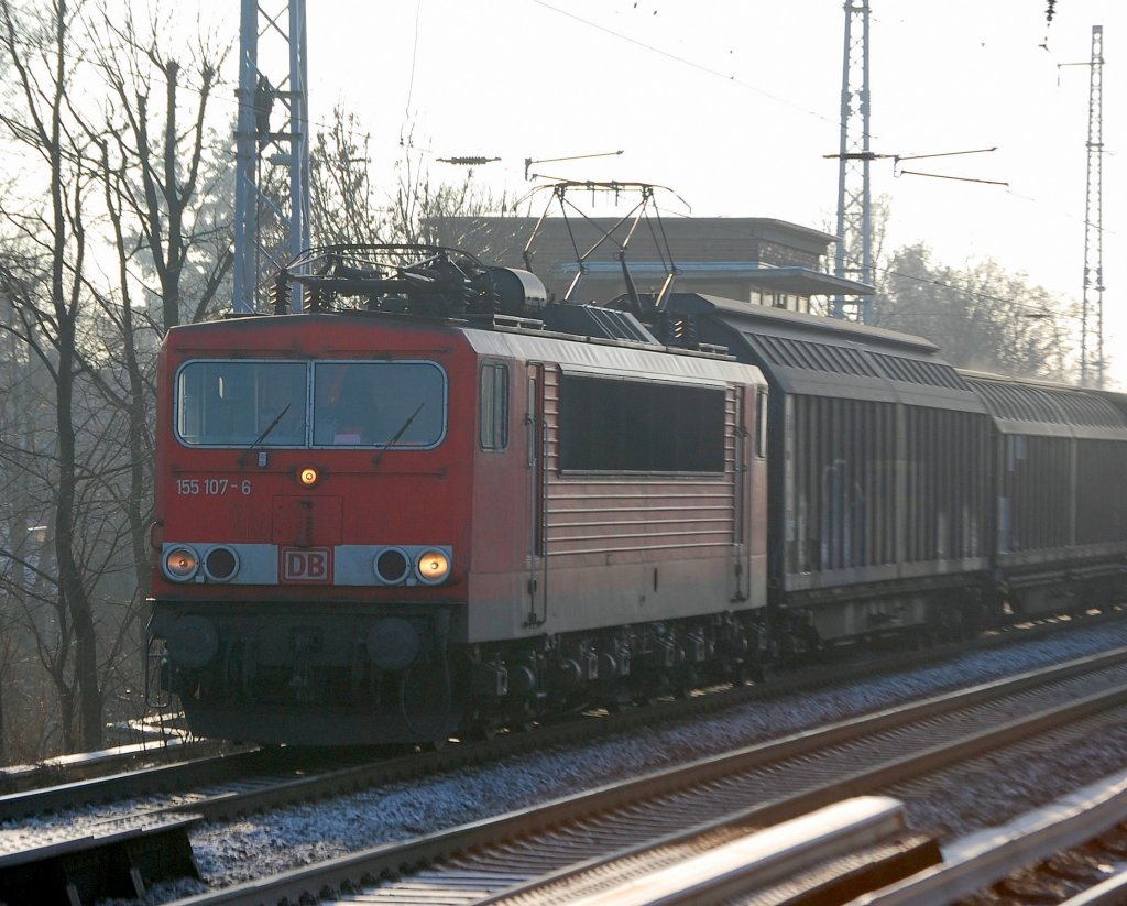 155 107-6 mit Ganzzug Schiebewandwagen Richtung Bernau, 31.12.08 Berlin-Karow.