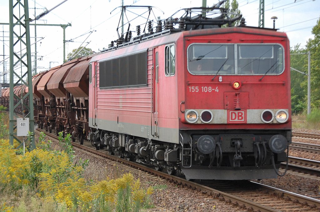 155 108-4 f�hrt mit einem Ganzzug gedeckter Sch�ttgutwagen mit Kaliumchlorid 60 (EG-D�ngemittel) bef�llt f�r einen polnischen Abnehmer im Bhf. Flughafen Berlin-Sch�nefeld zum Personalwechsel ein, 31.08.11 