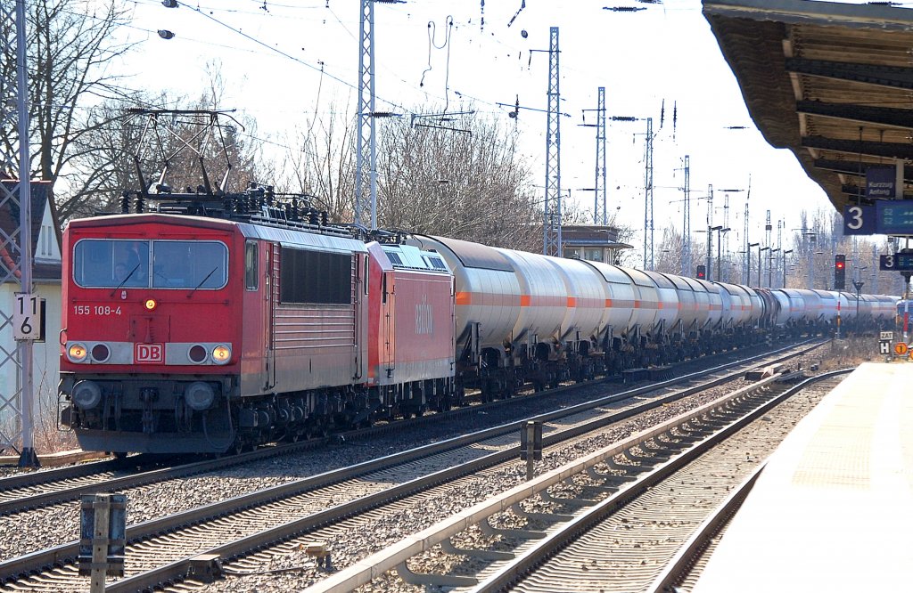 155 108-4 hat 185 12-5 und einem gemischten Kesselwagenganzzug am haken Richtung Bernau, 19.03.11 Berlin-Karow.