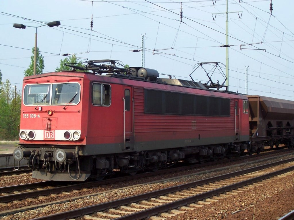 155 108-4 mit Ganzzug Sch�ttgutwagen im Bhf. Flughafen Berlin Sch�nefeld, Fr�hling 2008.