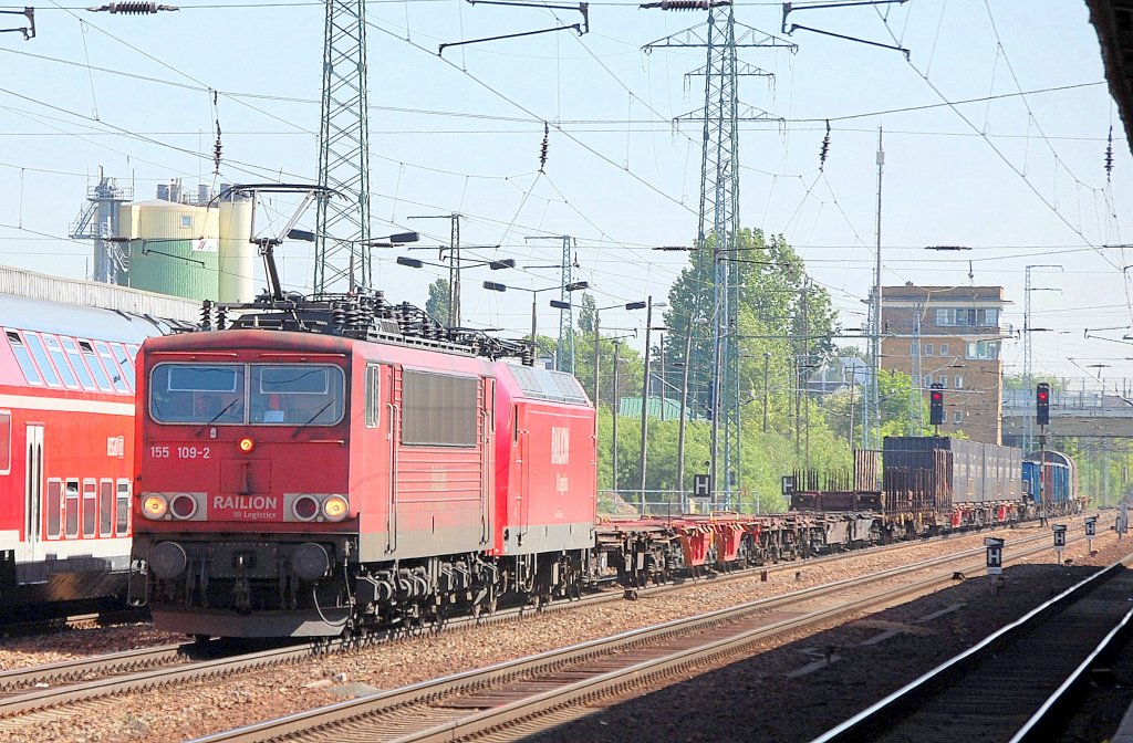 155 109-2 hat 145 005-5 und einen gemischten G�terzug am Haken, 09.05.11 Bhf. Flughafen Berlin-Sch�nefeld. 