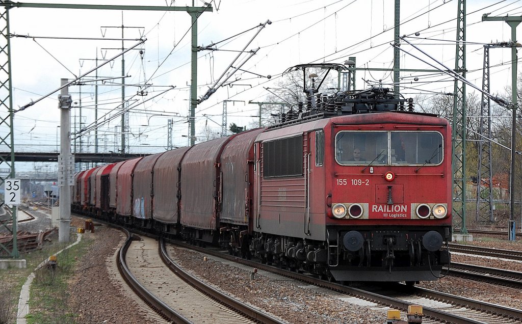 155 109-2 mit Coiltransportzug bei der Durchfahrt Bhf. Flughafen Berlin-Sch�nefeld, 11.04.12