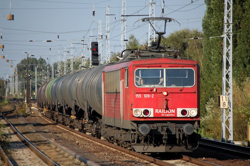 155 109-2 mit einem Kesselwagenganzzug Richtung Karower Kreuz Berlin, 02.09.09