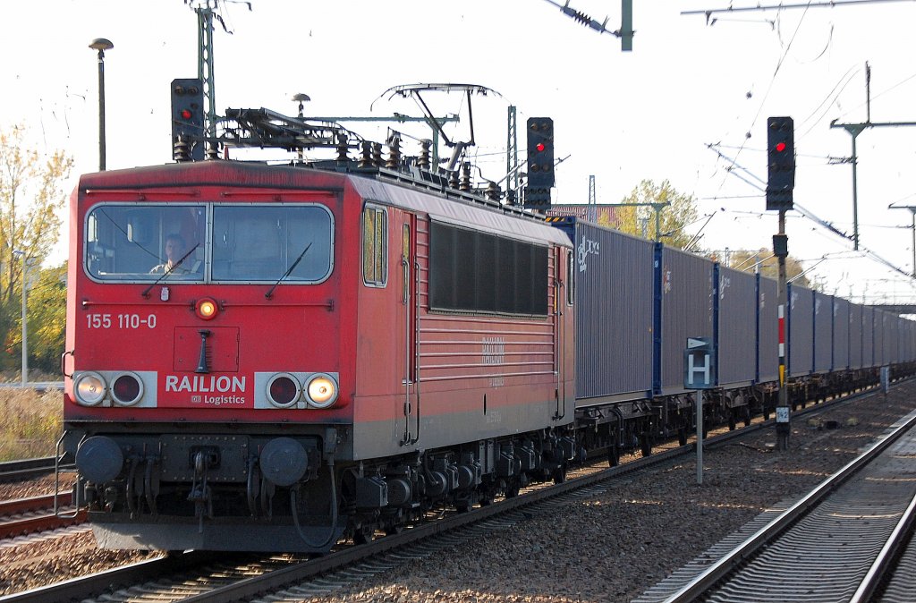 155 110-0 mit Containerzug am 17.10.12 Bhf. Flughafen Berlin-Sch�nefeld.