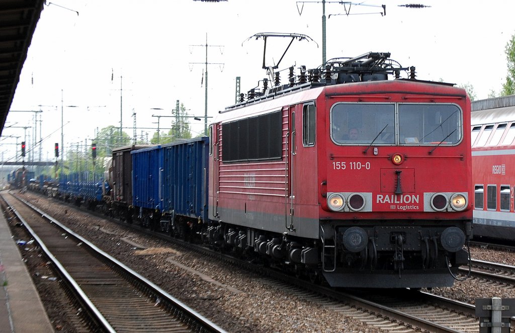 155 110-0 mit gemischtem G�terzug am 30.04.12 Bhf. Flughafen Berlin-Sch�nefeld.