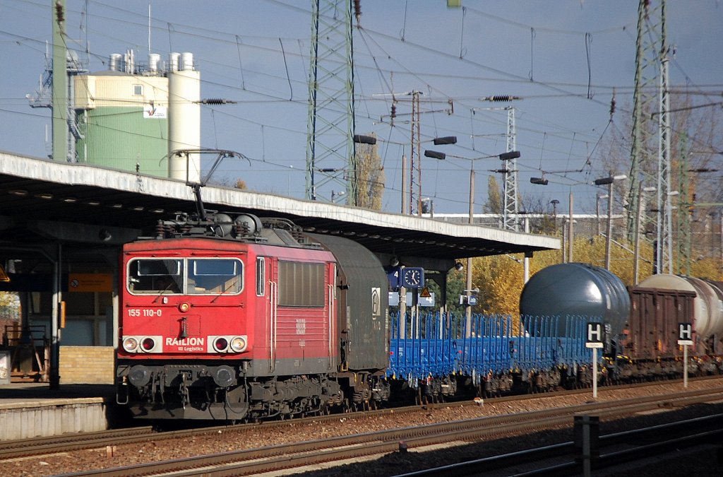155 110-0 mit gemischtem G�terzug bei der Durchfahrt im Bhf. Flughafen Berlin-Sch�nefeld, 06.11.12