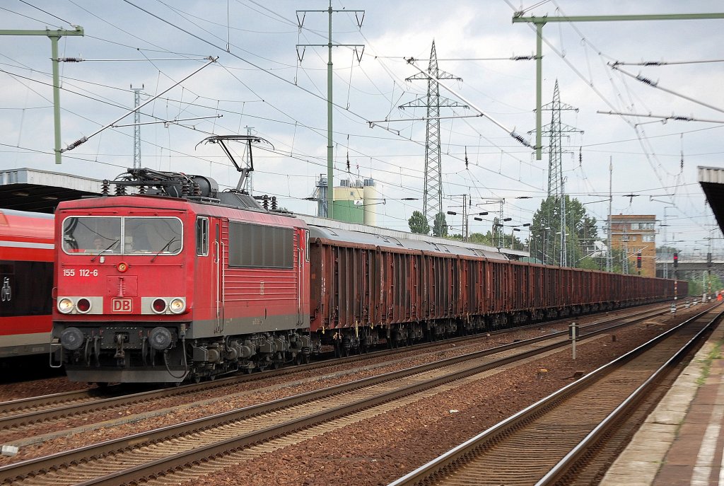 155 112-6 mit einem Ganzzug offener G�terwagen (Anzahl der Wagen: 35) bei der Durchfahrt im Bhf. Flughafen Berlin-Sch�nefeld, 18.08.10 