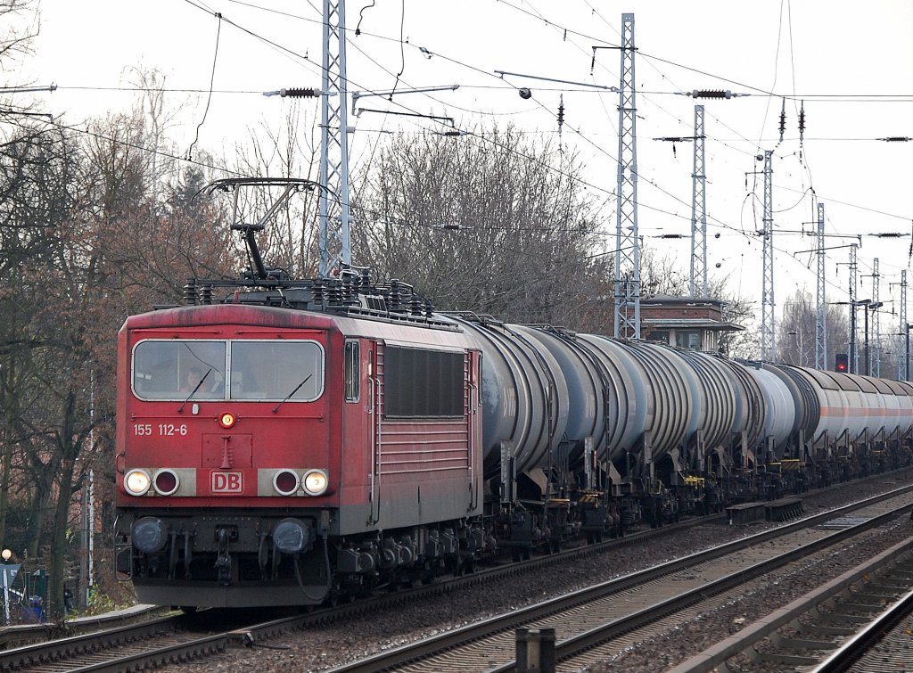 155 112-6 mit einem gemischten Kessel- und Silowagenzug Richtung Bernau, 19.11.10 Berlin-Karow.