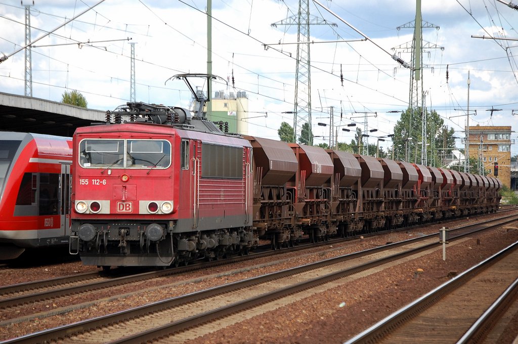 155 112-6 mit Ganzzug Sch�ttgutwagen h�lt kurz zum Personalwechsel im Bhf. Flughafen Berlin-Sch�nefeld, 16.08.10